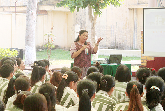  Thạc sĩ Đinh Thị Thu Trang giao lưu, trò chuyện với nữ phạm nhân tại phân trại 5