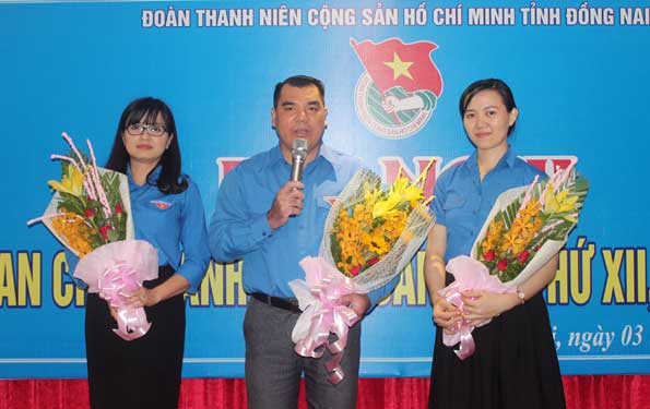 Đồng chí Nguyễn Cao Cường (giữa), Bí thư Tỉnh đoàn khóa VIII ra mắt và phát biểu nhận nhiệm vụ.