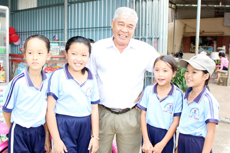 Các cháu học sinh rất quý lão Trưởng ấp Suối Tre Nguyễn Văn Toàn.