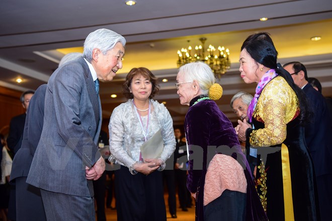Nhật hoàng Akihito cùng Hoàng hậu đã gặp gỡ 16 người, là vợ con của cựu lính Nhật Bản từng tham chiến tại Việt Nam trong Thế Chiến II. (Ảnh: Minh Sơn/Vietnam+)