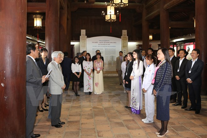 Nhật hoàng Akihito và Hoàng hậu đã gặp gỡ các cựu du học sinh Việt Nam tại Nhật Bản. (Ảnh: Minh Sơn/Vietnam+)