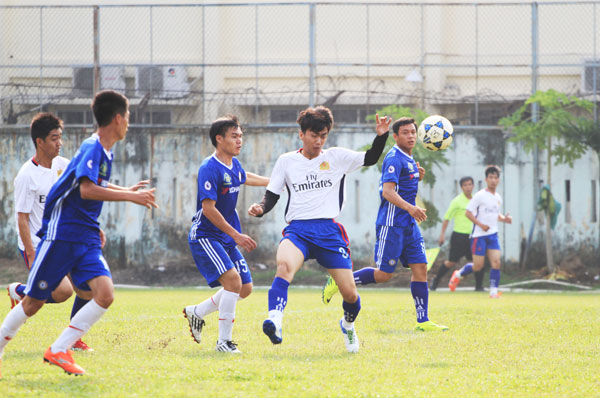 Công an huyện Thống Nhất (áo xanh) vất vả có trận hòa 1-1 với Công an huyện Xuân Lộc (áo trắng).