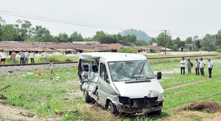 Hiện trường vụ tai nạn giao thông đặc biệt nghiêm trọng giữa tàu hỏa và xe khách khiến 2 người chết, 7 người bị thương ở Xóm Đình (phường Bửu Hòa, TP.Biên Hòa) ngày 1-2.