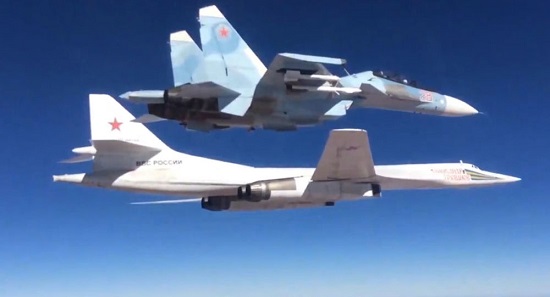 Máy bay ném bom Su-30SM (trên) với sự yểm trợ của phi cơ mang tên lửa Tu-160 của Nga không kích IS ở Syria.