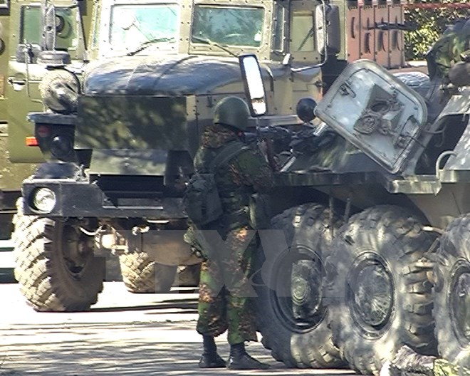 Cảnh sát chống xung đột Nga trong một chiến dịch truy quét khủng bố tại thủ phủ Makhachkala ở Dagestan. (Nguồn: AFP/TTXVN)