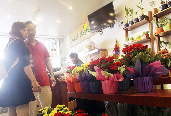 Khách hàng đang chọn mua hoa tại cửa hàng Đà Lạt Hasfarm - Biên Hòa vào ngày 6-3.