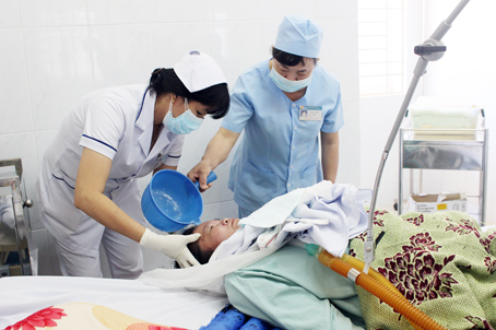 Các điều dưỡng Khoa Hồi sức tích cực - chống độc Bệnh viện đa khoa khu vực Long Khánh gội đầu cho bà Nguyễn Thị Mười.