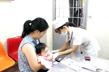 Trẻ được tiêm vaccine phòng bệnh ho gà tại Trung tâm y tế dự phòng tỉnh. Ảnh: N.THƯ