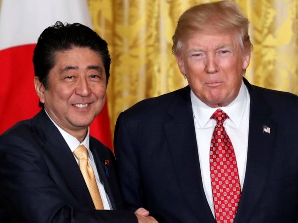 Tổng thống Mỹ Donald Trump và Thủ tướng Nhật Bản Shinzo Abe tại Nhà Trắng ở Washington, ngày 10/2 vừa qua. (Nguồn: AP)