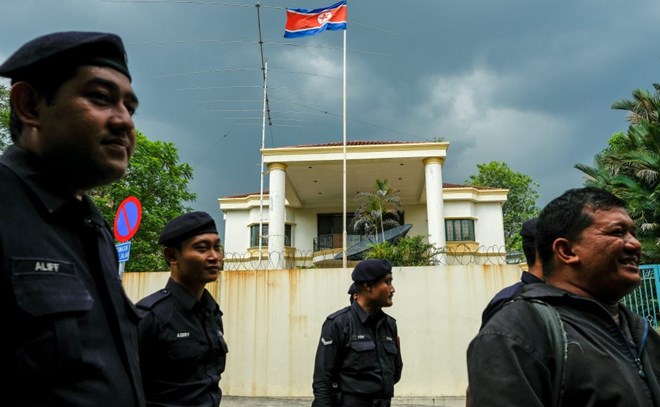 Cảnh sát Malaysia bên ngoài Đại sứ quan Triều Tiên ở Kuala Lumpur. (Nguồn: Reuters)