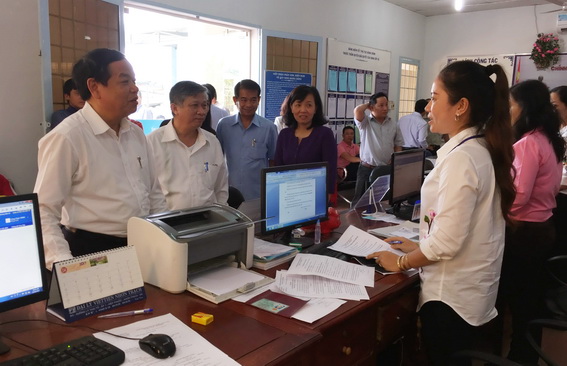 Đồng chí Mai Văn Ninh tham quan mô hình Cải cách hành chính của xã Phú Hội