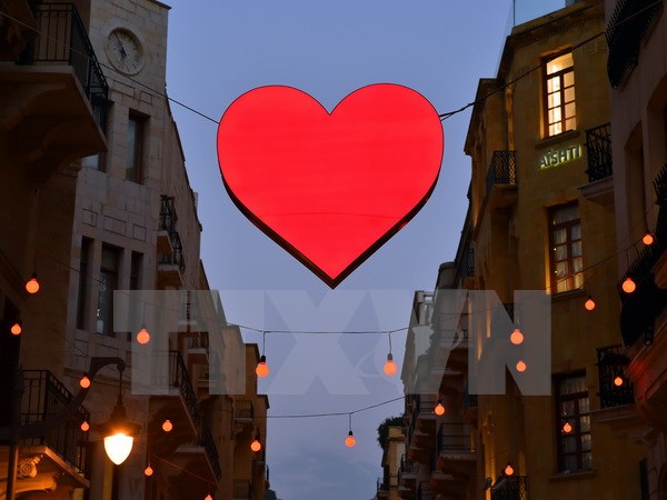 Khu phố mua sắm ở thủ đô Beirut,Liban trang hoàng chào đón Ngày lễ Tình yêu. (Nguồn: EPA/TTXVN)