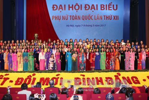 Trong ảnh: Ra mắt Ban Chấp hành Trung ương Hội Liên hiệp Phụ nữ Việt Nam khóa XII, nhiệm kỳ 2017-2022 tại Lễ bế mạc Đại hội. Ảnh: TTXVN