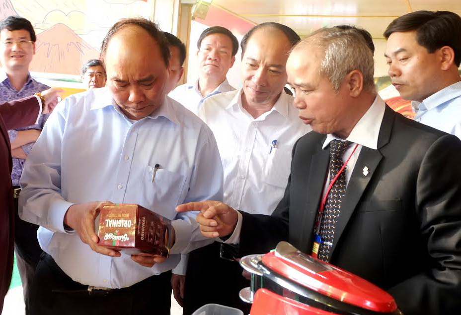 Thủ tướng Nguyễn Xuân Phúc (bên trái) thăm gian hàng của Công ty  cổ phần Vinacafé Biên Hòa 