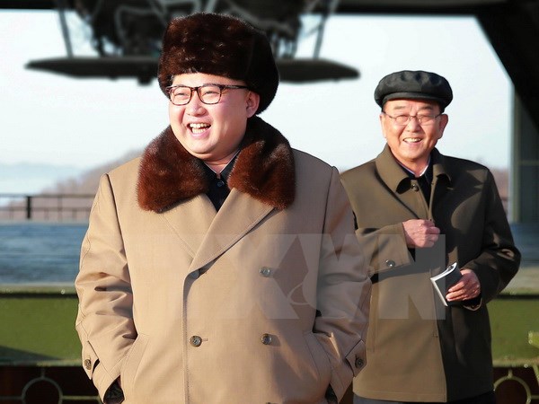  Nhà lãnh đạo Triều Tiên Kim Jong-un (trái) thị sát buổi vận hành thử một động cơ tên lửa đẩy. (Nguồn: EPA/TTXVN)