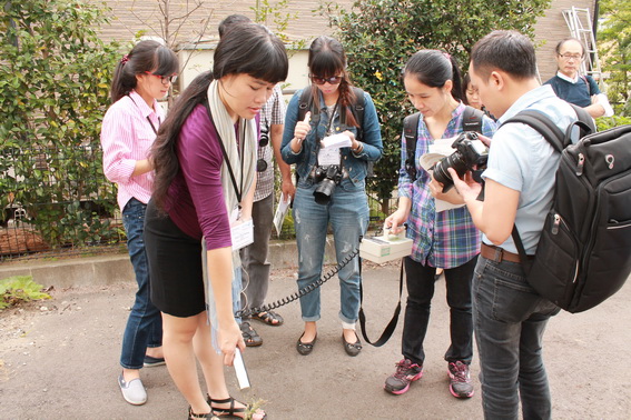Các nhà báo khoa học Việt Nam sử dụng thử thiết bị đo độ nhiễm phóng xạ trong môi trường tại Trung tâm an toàn môi trường Nhật Bản