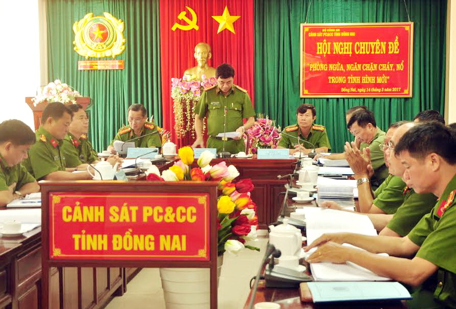 Đại tá Văn Quyết Thắng, giám đốc Cảnh sát PCCC tỉnh phát biểu tại hội nghị (ảnh: Đăng Tùng)
