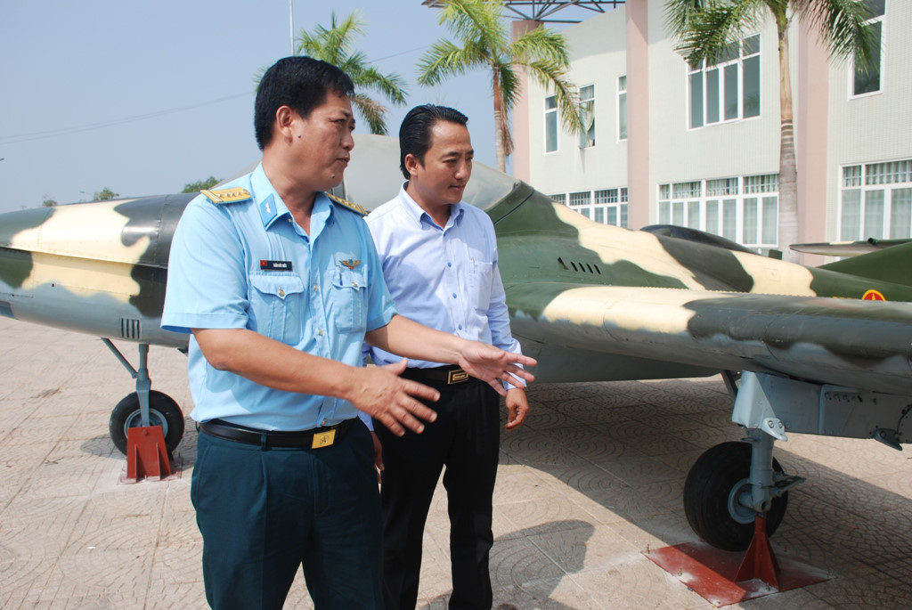 Ông Trần Đức Hiếu, Phó Giám đốc Nhà máy A42 giới thiệu về hiện vật máy bay A37