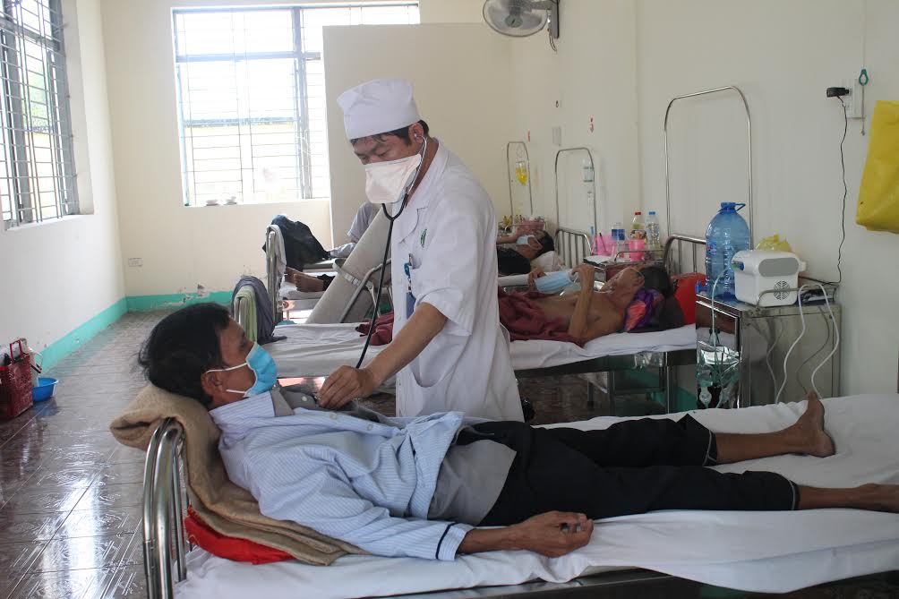 Bác sĩ Bệnh viện phổi Đồng Nai khám bệnh cho một bệnh nhân lao