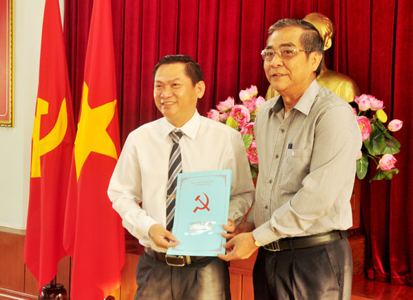 Đồng chí Trần Văn Tư, Phó Bí thư thường trực Tỉnh ủy (phải) trao quyết  định bổ nhiệm Phó Chánh văn phòng Tỉnh ủy cho đồng chí Lê Tuấn Anh (ảnh:  Đăng Tùng) 