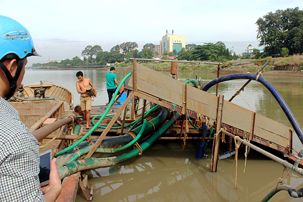 Ghe hút cát lậu trên sông Đồng Nai bị Công an TP.Biên Hòa bắt giữ.