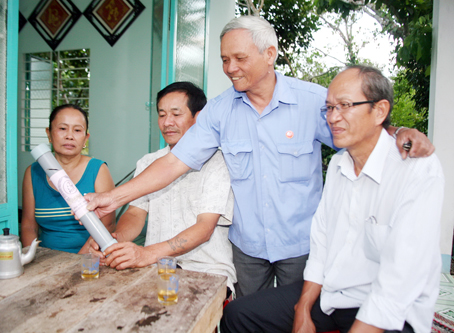 Các cựu chiến binh xã Phú Lộc (huyện Tân Phú) bên ống tiết kiệm Bác Hồ được thực hiện để giúp vốn cho hội viên phát triển kinh tế gia đình và hỗ trợ cộng đồng.