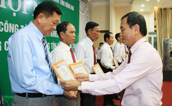 Hình: Giám đốc Ngân hàng Chính sách xã hội chi nhánh tỉnh Đồng Nai Huỳnh Công Nam trao giấy khen cho các tập thể và cá nhân tại hội nghị tổng kết