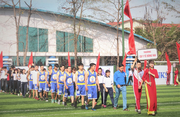 Đoàn vận động viên các trường tham dự hội thao diễu hành qua sân khấu