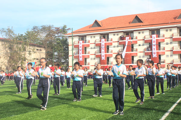 Học sinh các trường tham gia đồng diễn tại lễ khai mạc