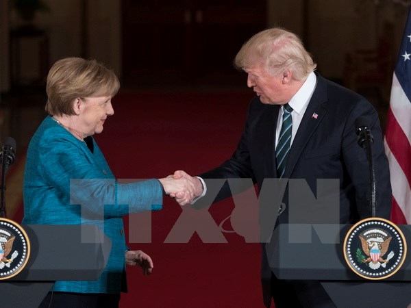 Tổng thống Mỹ Donald Trump (phải) và Thủ tướng Đức Angela Merkel (trái) đã có cuộc hội đàm thượng đỉnh đầu tiên tại Nhà Trắng kể từ khi ông Trump trở thành Tổng thống thứ 45 của Hoa Kỳ. (Nguồn: EPA/TTXVN)