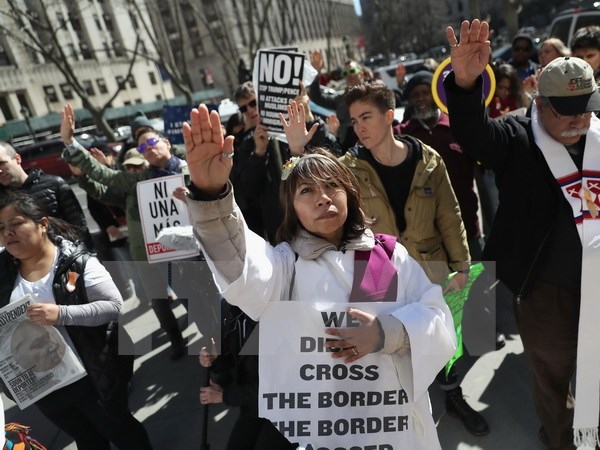Người dân tham gia biểu tình phản đối lệnh cấm nhập cảnh mới của chính quyền Mỹ tại New York ngày 9/3. (Nguồn: AFP/TTXVN)
