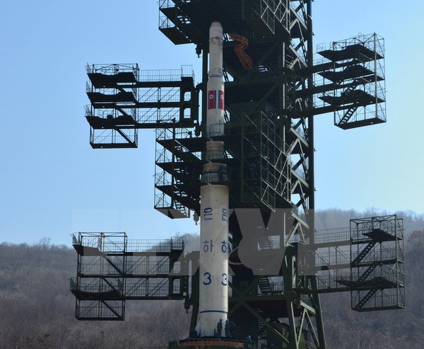 Tên lửa Unha-3 tại bãi phóng tên lửa Tongchang-ri ngày 8/4/2012. (Nguồn: AFP/TTXVN)
