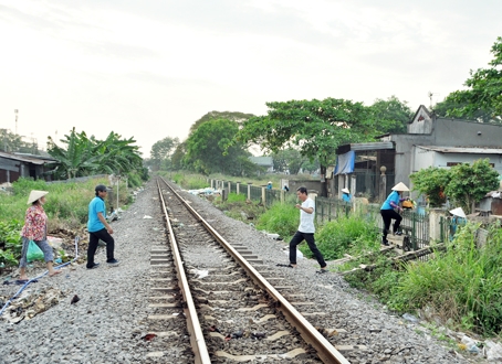 Người dân dựng “bậc thang” để leo qua lan can hành lang an toàn giao thông đường sắt.