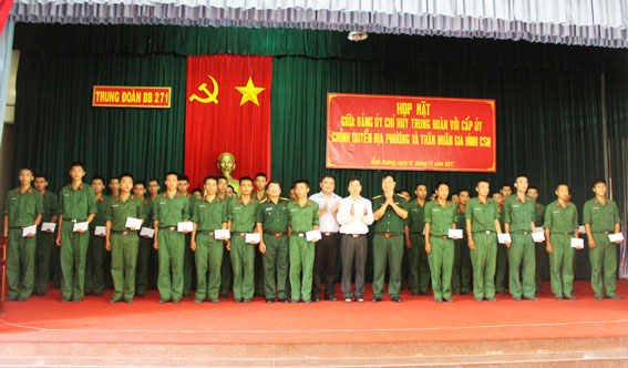 Đại diện Phòng Chính trị, Bộ CHQS tỉnh tặng quà cho chiến sỹ  Trung đoàn 271,thuộc sư đoàn 5, QK 7