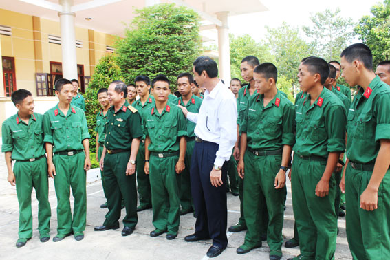 Lãnh đạo huyện Vĩnh Cửu thăm hỏi chiến sĩ mới của địa phương 