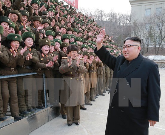 Nhà lãnh đạo Triều Tiên Kim Jong-un thăm một đơn vị quân đội ngày 1/3. (Nguồn: YONHAP/TTXVN)
