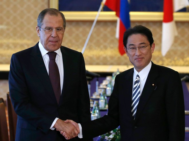 Ngoại trưởng Nhật Bản Fumio Kishida (phải) và người đồng cấp Nga Sergei Lavrov. (Nguồn: AFP)