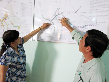 Trưởng ấp Láng Lớn Phạm Thị Liên và Trưởng ban công tác Mặt trận ấp Phạm Văn Minh giới thiệu những tuyến đường đi lại trong ấp được thắp sáng điện.