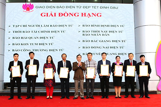 Phó Chủ tịch Hội Nhà báo Việt Nam Nguyễn Bé trao giải Giao diện Báo điện tử đẹp Tết Đinh Dậu. Ảnh: Sơn Hải