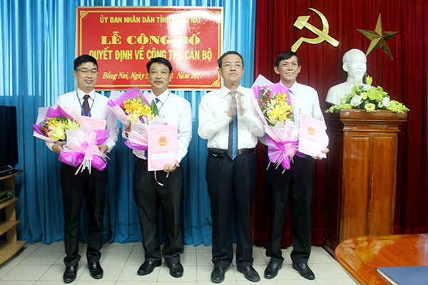 Chủ tịch UBND tỉnh Đinh Quốc Thái  trao quyết định cho các đồng chí được bổ nhiệm mới.
