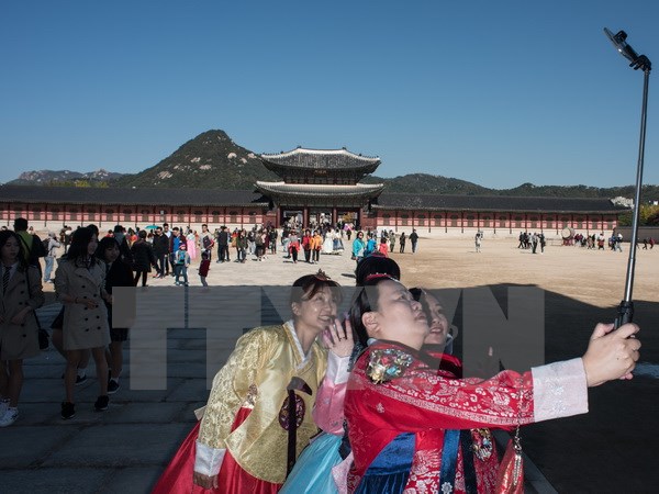 Khách du lịch tham quan cung điện Gyeongbokgung ở Seoul, Hàn Quốc. (Ảnh: AFP/TTXVN)