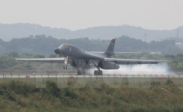 Máy bay ném bom chiến lược siêu thanh B-1B Lancer hạ cánh tại Căn cứ không quân Osan ở Pyeongtaek, phía Nam Seoul. (Nguồn: Yonhap/TTXVN)