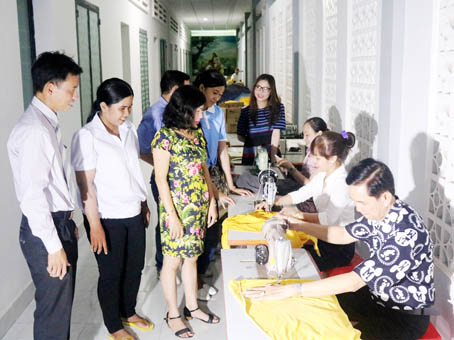 Khách tham quan lớp học may ở Trung tâm học tập cộng đồng phường Tân Biên.