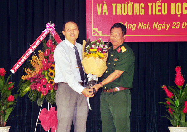 Đại diện Lữ đoàn 22 tặng hoa cho đại diện trường tiểu học Hoàng Hoa Thám