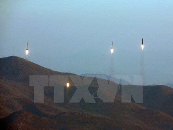 Các tên lửa đạn đạo được phóng trong một buổi diễn tập quân sự của Quân đội Nhân dân Triều Tiên. (Nguồn: EPA/TTXVN)