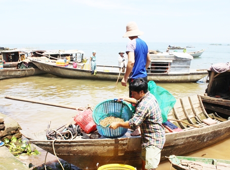 Ngư dân Đồi Cá ở ấp Vĩnh An, xã La Ngà, huyện Định Quán trở về sau chuyến đánh bắt thủy sản.