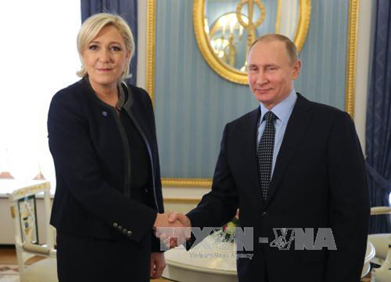 Tổng thống Nga Vladimir Putin (phải) gặp ứng cử viên Tổng thống pháp, bà Marine Le Pen tại điện Kremlin ở Moskva ngày 24/3. Ảnh:EPA/TTXVN