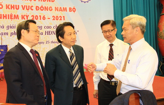 Bí thư Tỉnh ủy Nguyễn Phú Cường (phải) trao đổi với Phó chủ tịch Quốc hội Phùng Quốc Hiển (trái) và Thứ trưởng Bộ Nội vụ Trần Anh Tuấn. Ảnh: Công Nghĩa