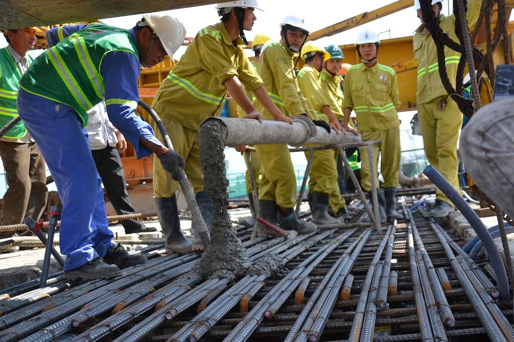 Công nhân đổ bê tông hợp long cầu