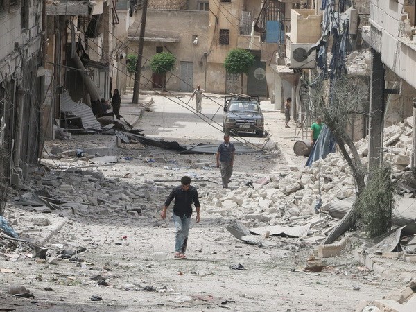 Khung cảnh hoang tàn ở Aleppo sau những đợt không kích. (Nguồn: AP)